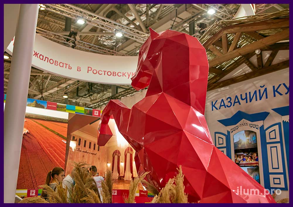 Лошадь полигональная красная на стенде Ростовской области на ВДНХ