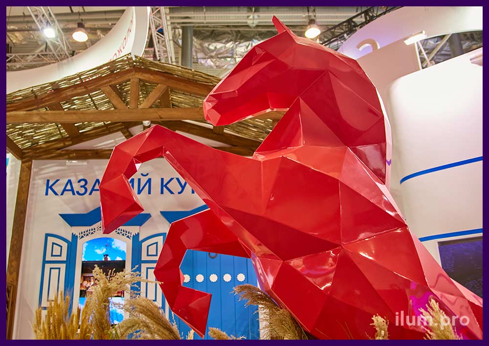 Лошадь из металла красного цвета - скульптура животного на выставке-форуме Россия
