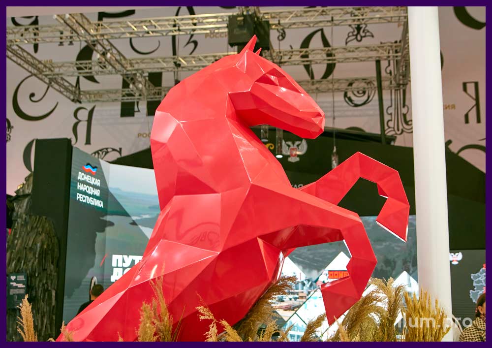 Конь красный, полигональный - скульптура на стенде Ростовской области в Москве