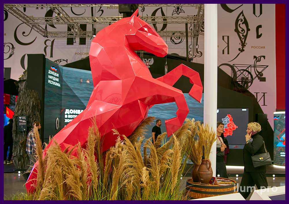 Скульптура полигональная в форме красного коня, стоящего на дыбах в Москве