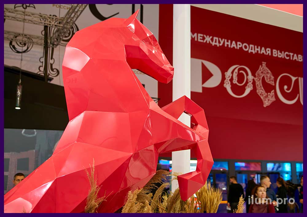 Металлическая скульптура коня на дыбах с красной, глянцевой краской
