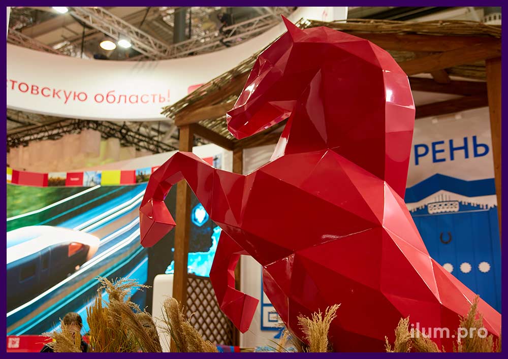 Конь красный металлический - скульптура животного на выставке-форуме Россия