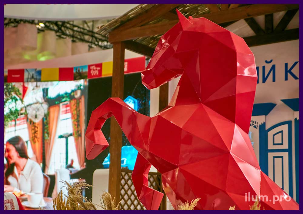 Скульптура полигональная, красная в форме коня, стоящего на дыбах