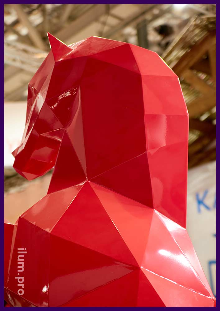 Металлическая скульптура коня с покрытием красной краской
