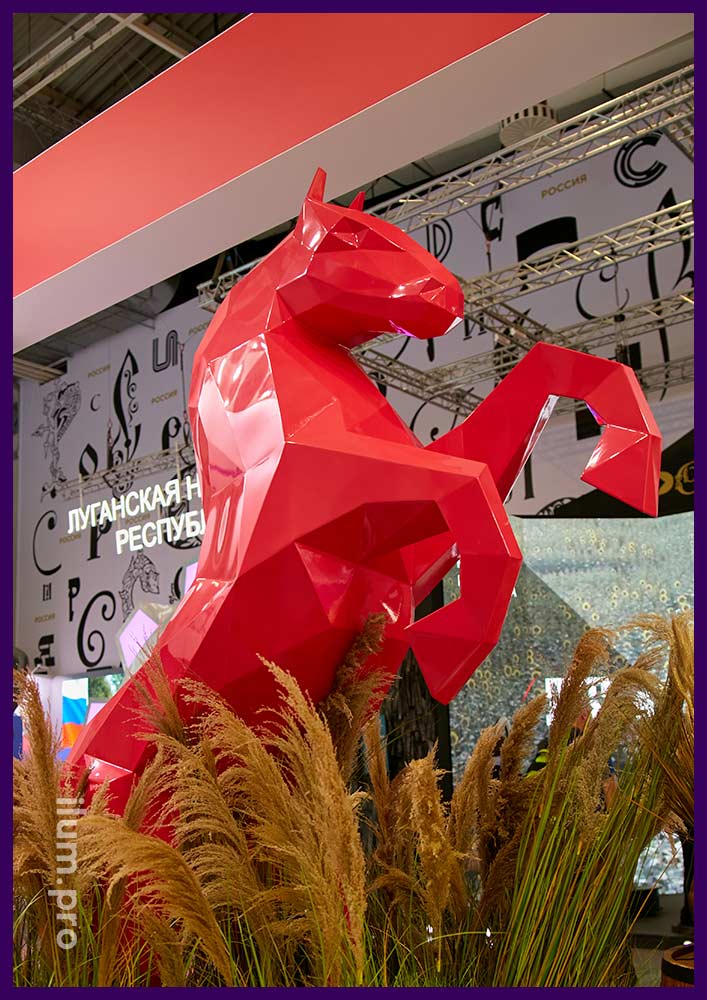 Конь из металла в полигональном стиле - скульптура для украшения выставки на ВДНХ