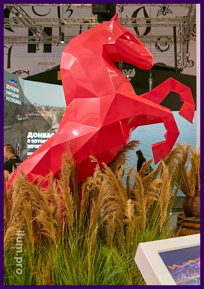 Металлическая скульптура в форме лошади с покрытием красной, порошковой краской