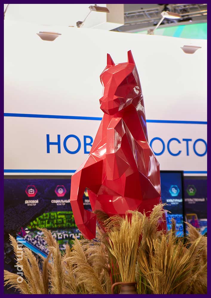 Лошадь с покрытием красного цвета в полигональном стиле на ВДНХ