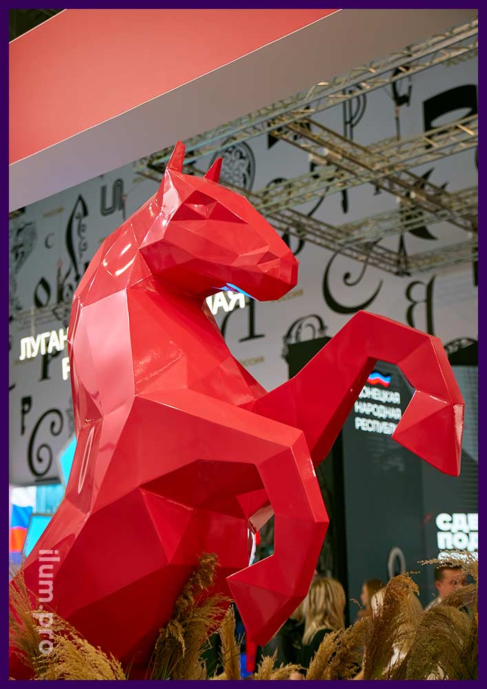 Полигональная скульптура коня - украшение стенда Ростовской области на выставке Россия