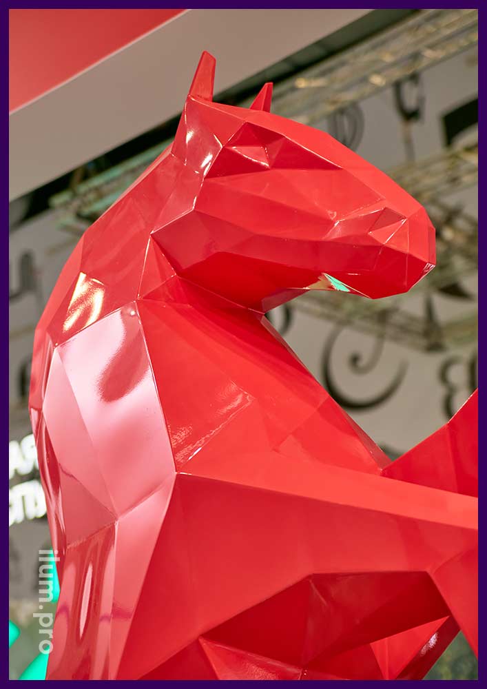 Полигональная скульптура лошади на дыбах - металлический арт-объект