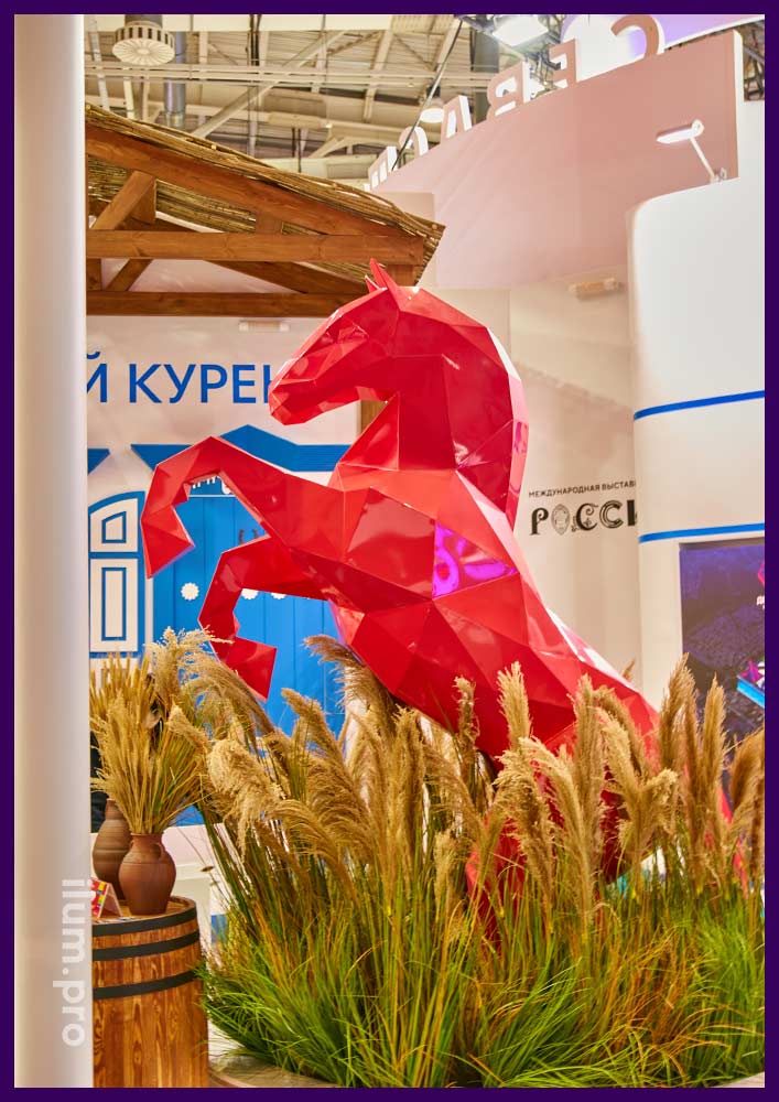 Лошадь полигональная красная - скульптура животного на стенде Ростовской области