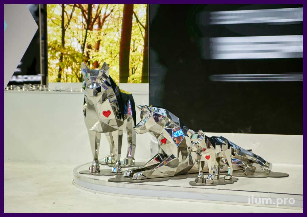 Волки металлические зеркальные на выставочном стенде Тамбовской области