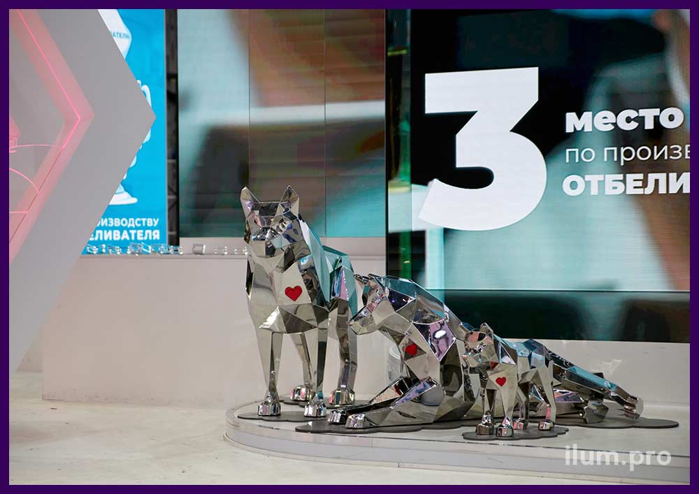 Три скульптуры волков из нержавеющей стали - полигональные арт-объекты на выставке
