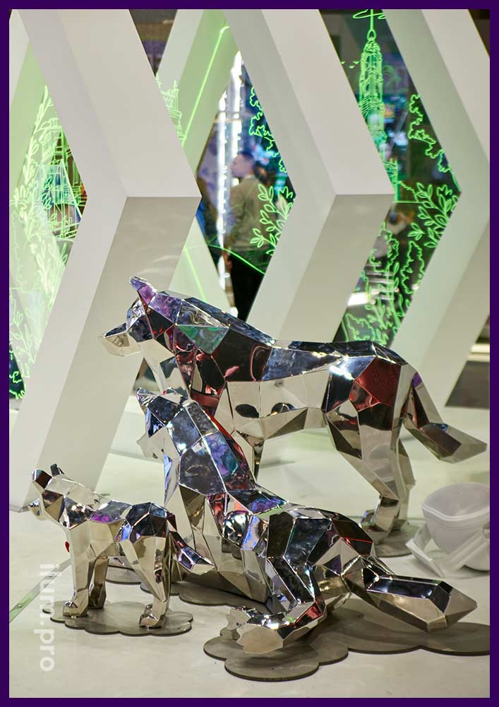 Полигональные волки из зеркальной нержавеющей стали на выставке Россия