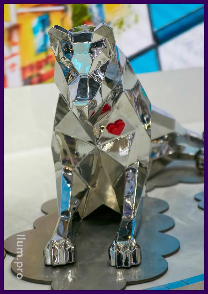 Волк из зеркальной нержавейки - скульптура в полигональном стиле на выставке Россия