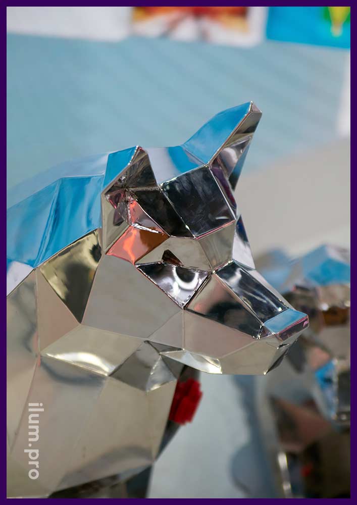 Полигональный волк из зеркального, полированного металла