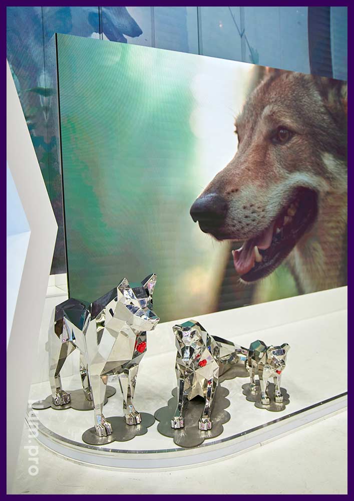 Скульптуры зеркальные полигональные - металлические волки для стенда Тамбовской области