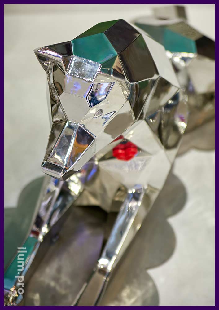 Тамбовский волк - фотозона с зеркальными, нержавеющими скульптурами в полигональном стиле