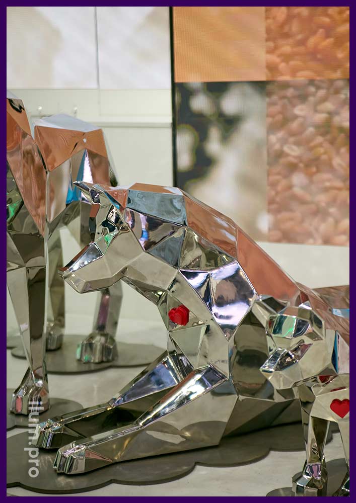 Арт-объекты в форме волков полигональные с зеркальной, полированной поверхностью нержавеющей стали