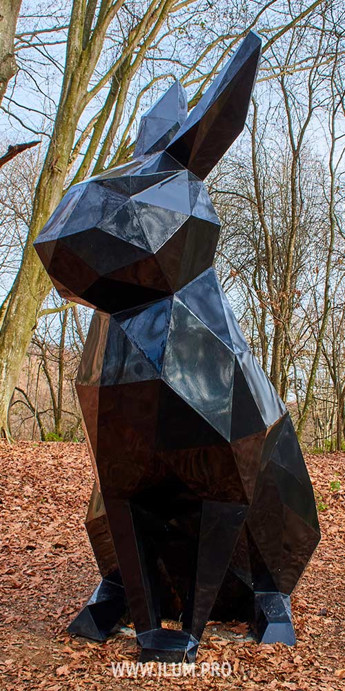 Украшение парка чёрными полигональными скульптурами зайцев
