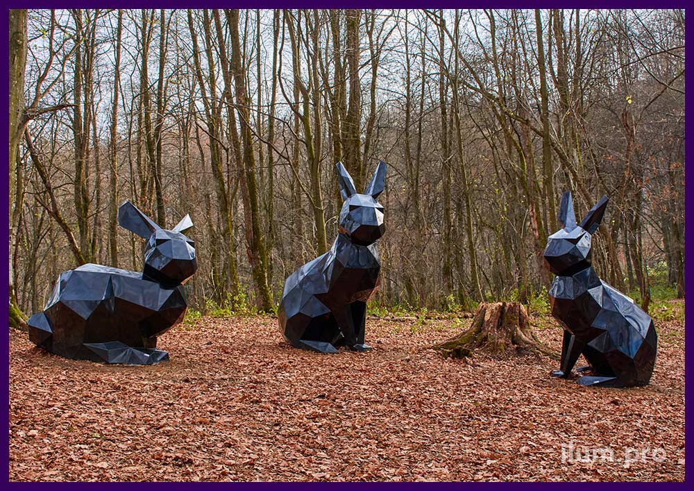 Чёрные полигональные скульптуры зайцев из крашеной стали в парке