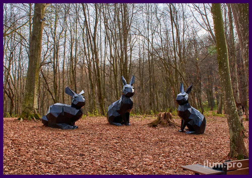 Три чёрных полигональных зайца в парке в Северной Осетии