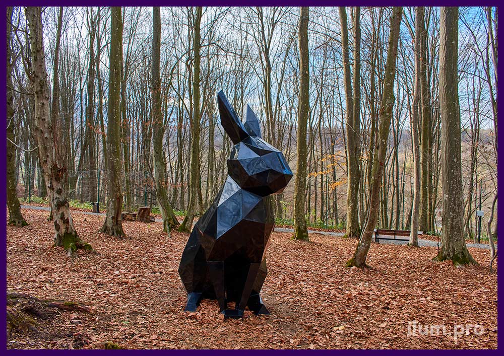 Скульптура полигональная в форме большого чёрного зайца