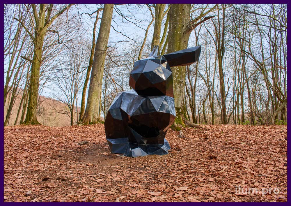 Скульптура полигональная в форме зайца чёрного цвета