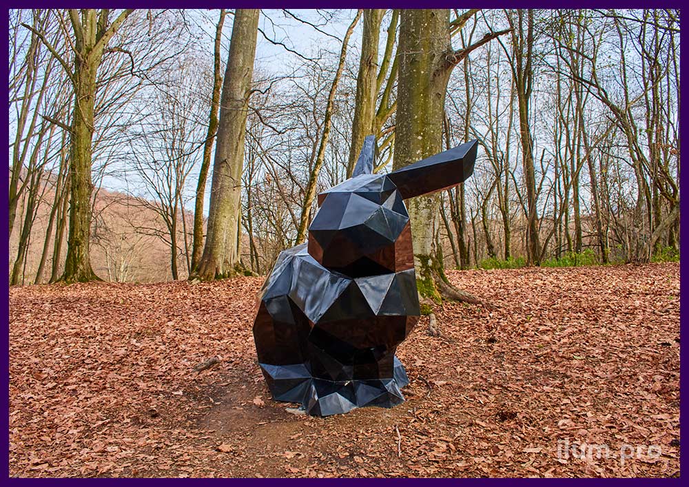 Скульптура ландшафтная, полигональная в форме зайца с чёрной порошковой краской