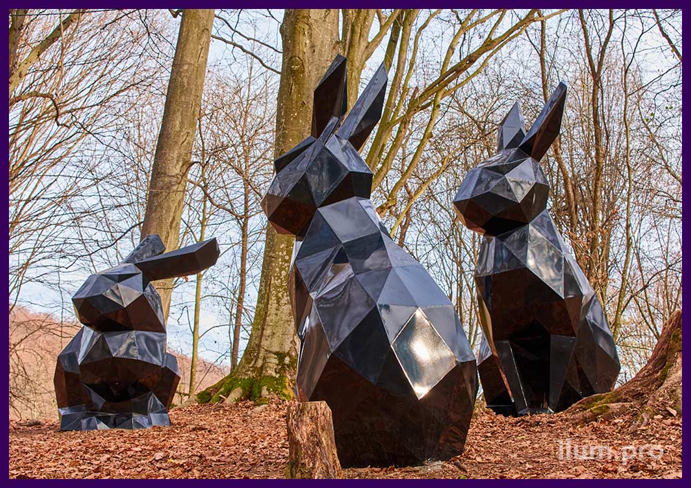 Чёрные, полигональные скульптуры зайцев из металла в Северной Осетии в Alpina Family Park
