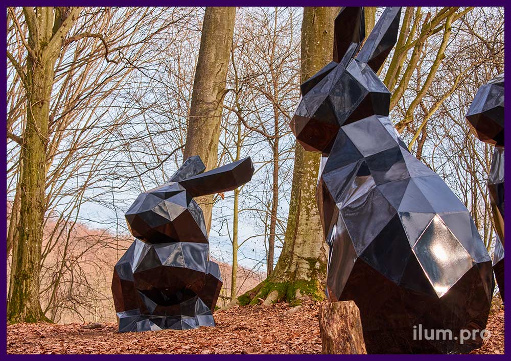 Арт-объекты в форме полигональных зайцев черного цвета из металла