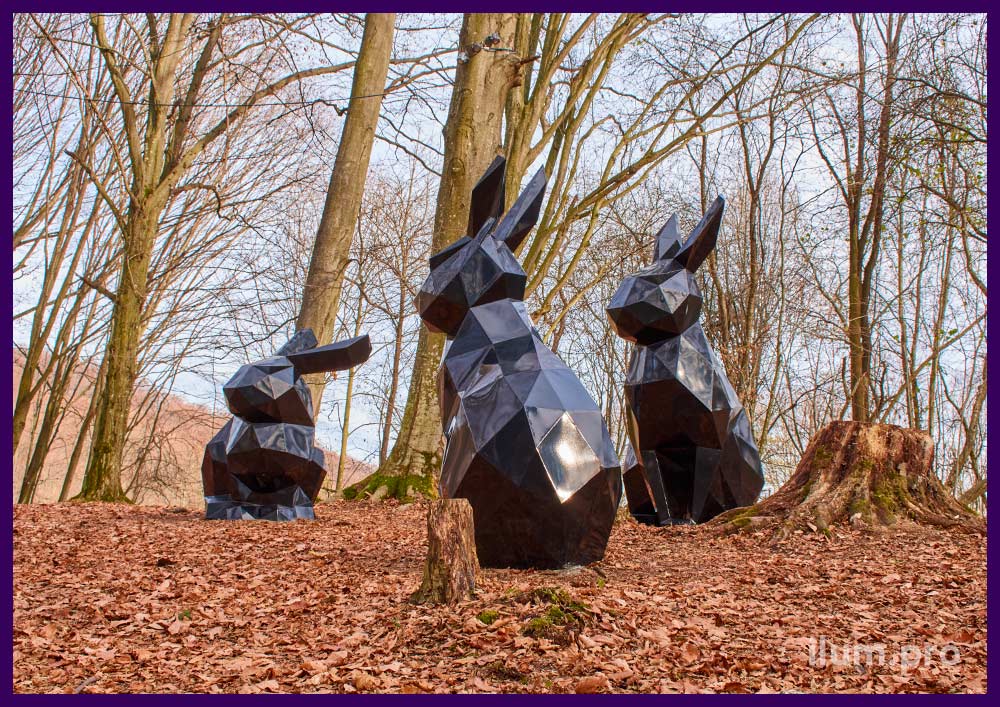 Скульптуры зайцев из металла в парке - полигональные арт-объекты