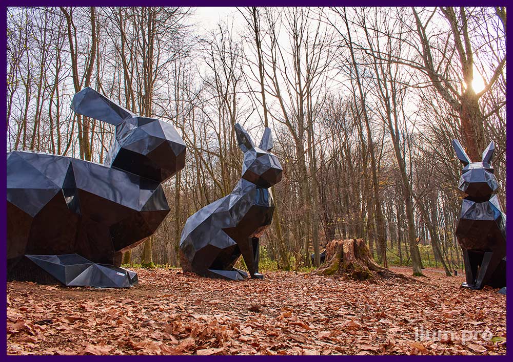 Чёрные ландшафтные скульптуры в парке Alpina Family Park - полигональные зайцы