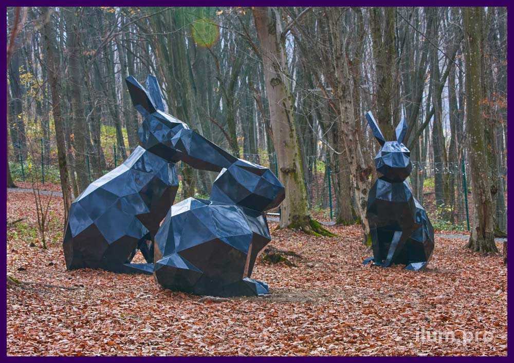 Чёрные скульптуры животных в парке - металлические, полигональные зайцы