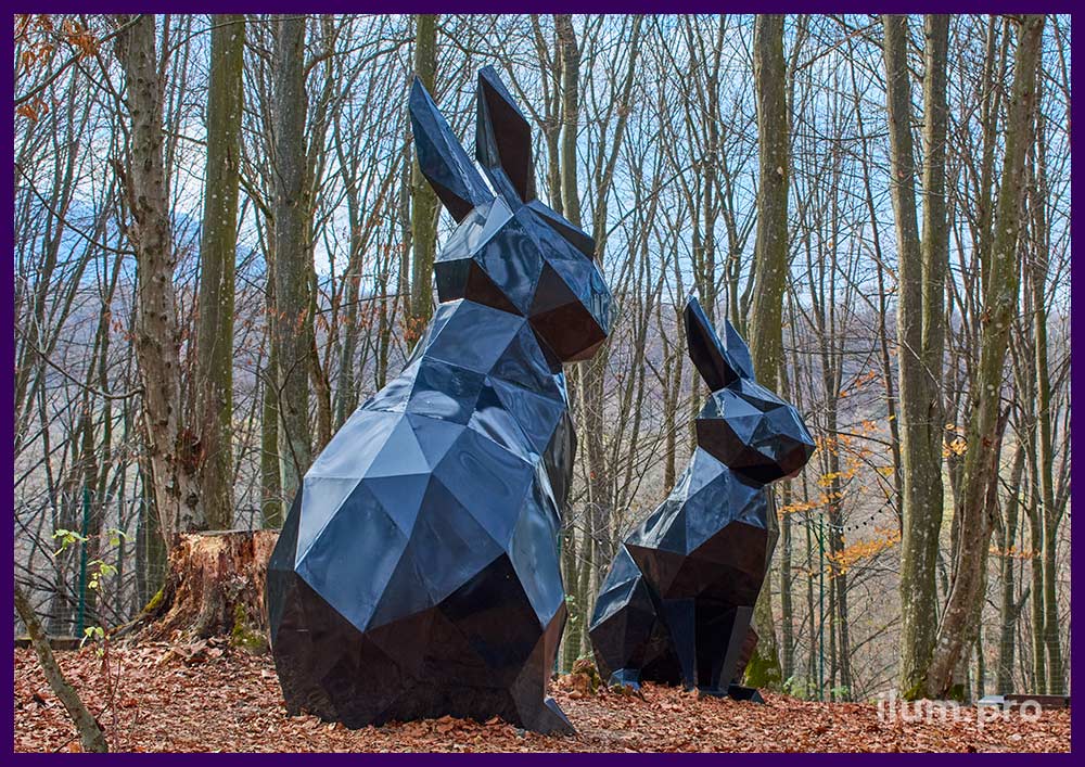 Украшение территории парка Alpina Family Park полигональными скульптурами чёрных зайцев