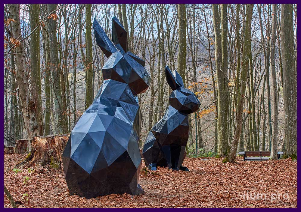Полигональные, металлические скульптуры зайцев в парке в Северной Осетии