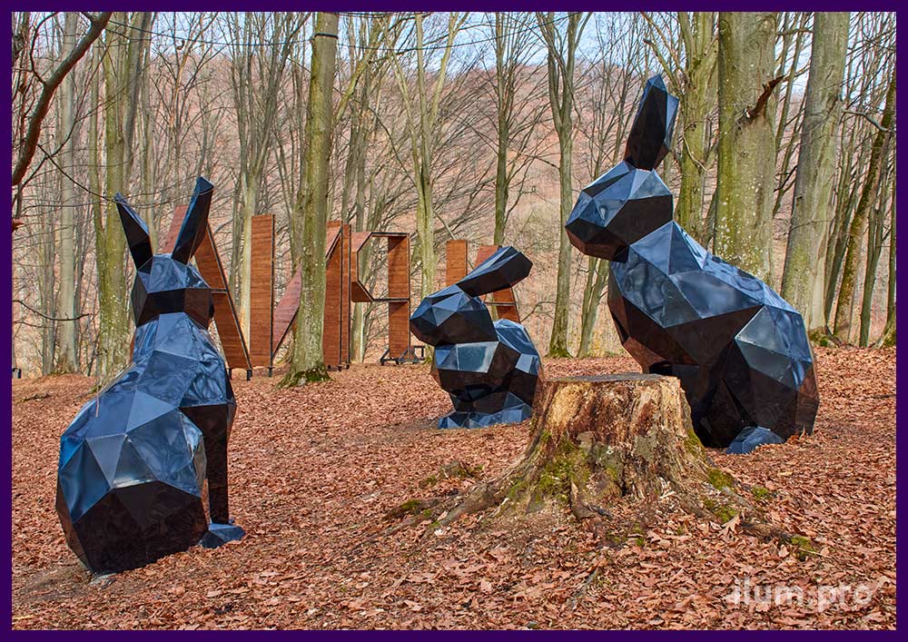 Украшение поляны в парке полигональными скульптурами зайцев из металла