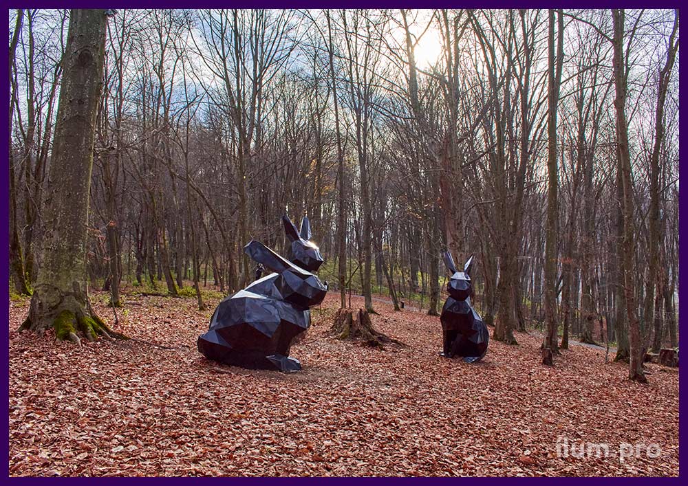 Скульптуры полигональных животных в парке Северной Осетии