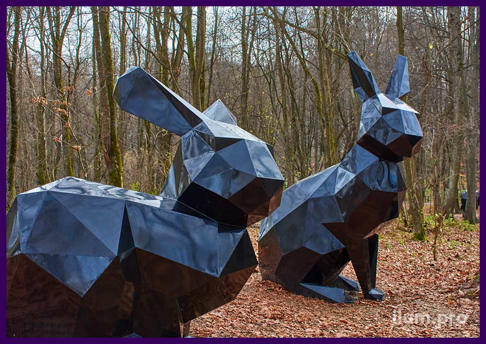 Зайцы из металла - полигональные скульптуры чёрного цвета в парке
