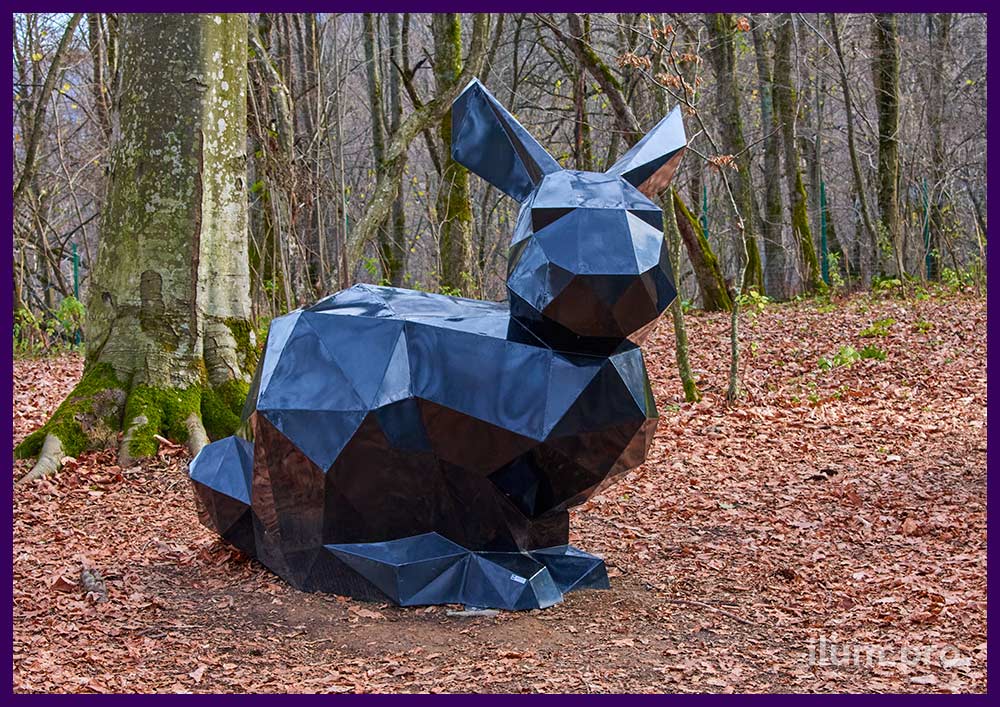 Скульптуры полигональные в виде зайцев из металла