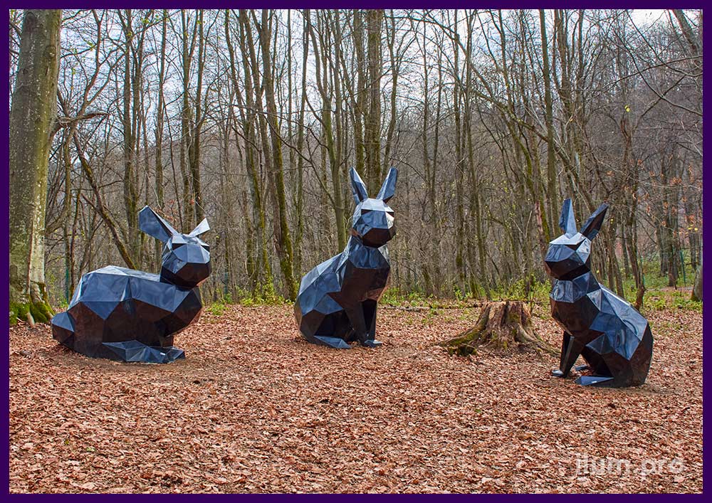 Чёрные зайцы из крашеной стали - полигональные скульптуры животных в парке