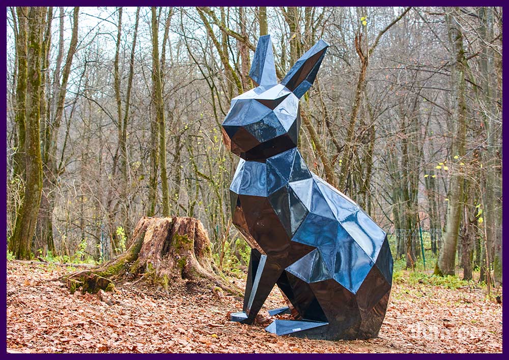 Металлические зайцы с порошковой краской - полигональные скульптуры животных в парке