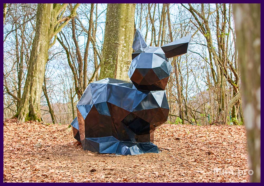 Заяц чёрного цвета, полигональный арт-объект из металла в Alpina Family Park