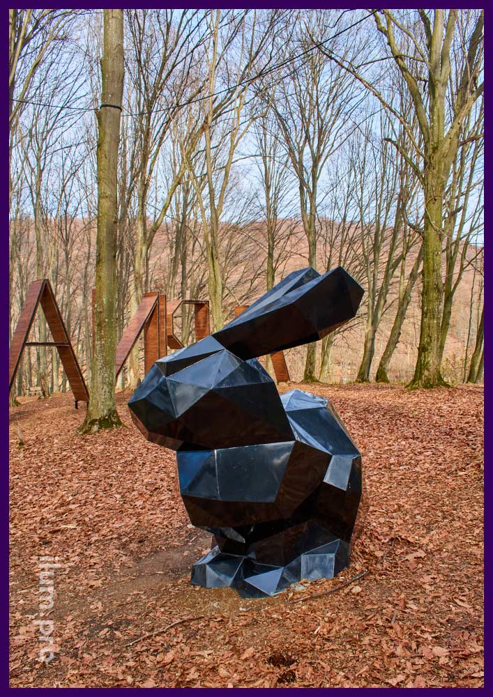 Объёмная полигональная скульптура в форме зайца с чёрной, порошковой краской