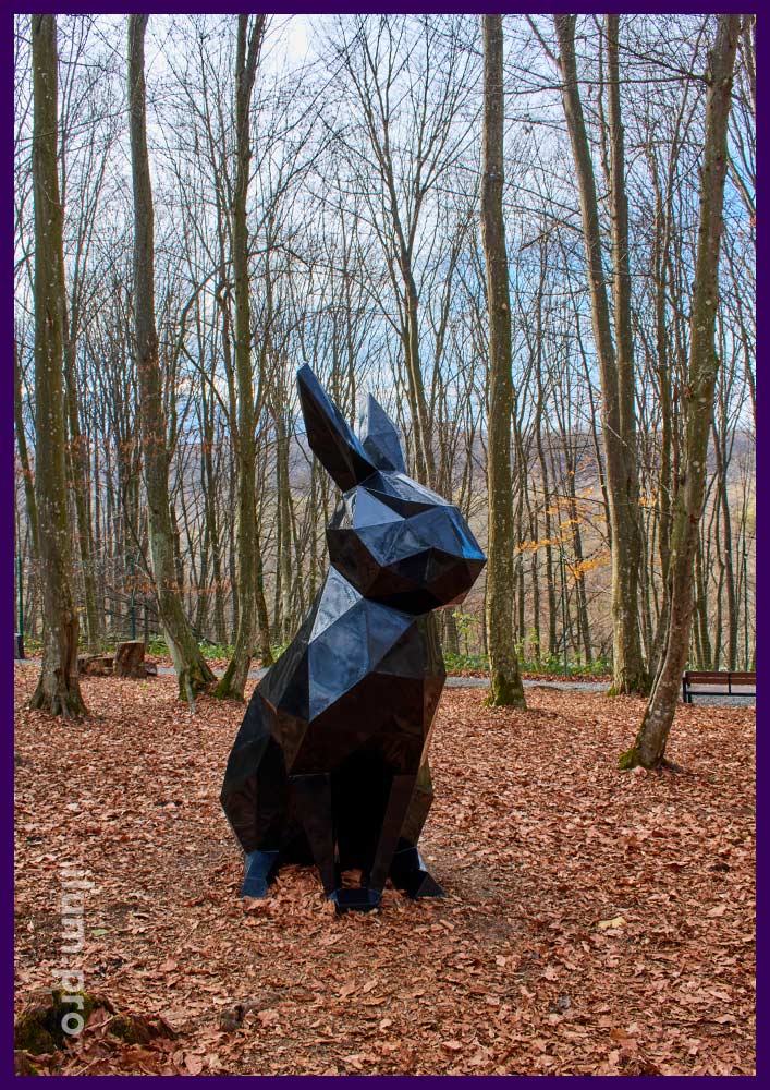 Металлическая ландшафтная скульптура в форме полигонального зайца чёрного цвета