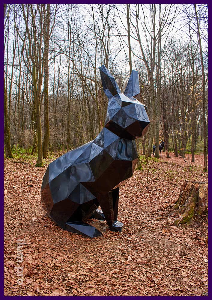 Заяц чёрный полигональный - объёмная ландшафтная скульптура