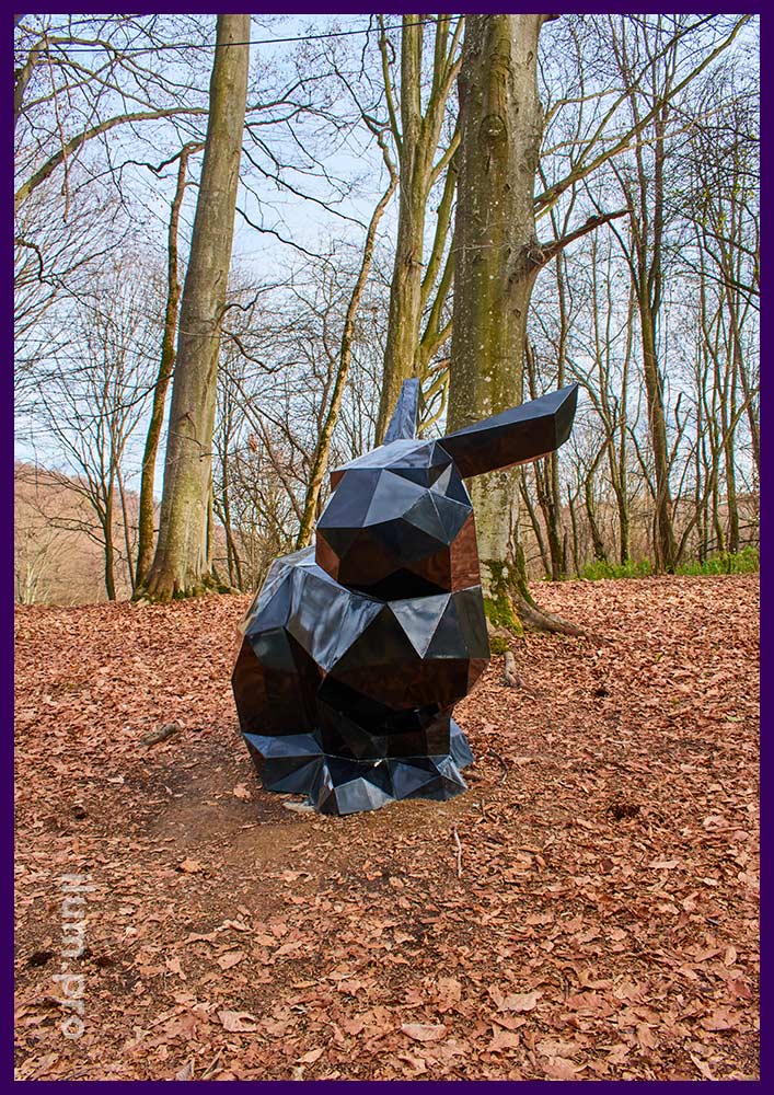 Ландшафтные скульптуры в форме полигональных зайцев из крашеного железа
