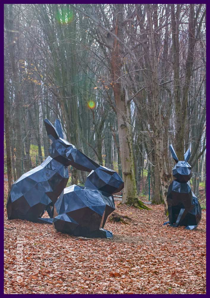 Три полигональные скульптуры в форме зайцев из металла