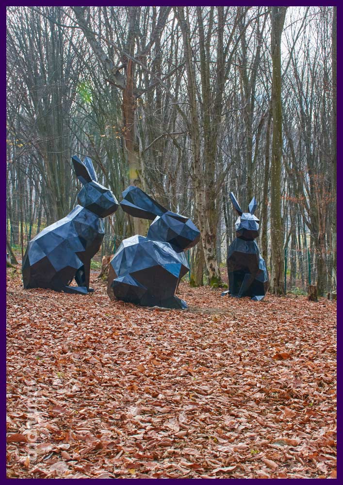 Украшение территории парка в Северной Осетии полигональной скульптурой зайца