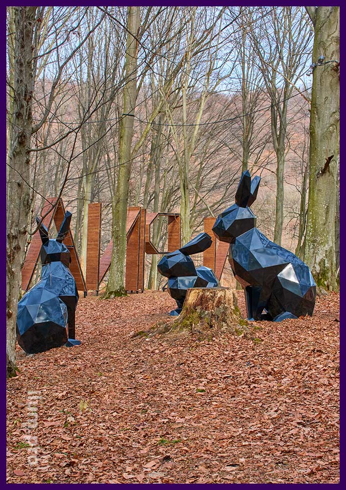 Украшение парка, объёмные полигональные скульптуры чёрных зайцев