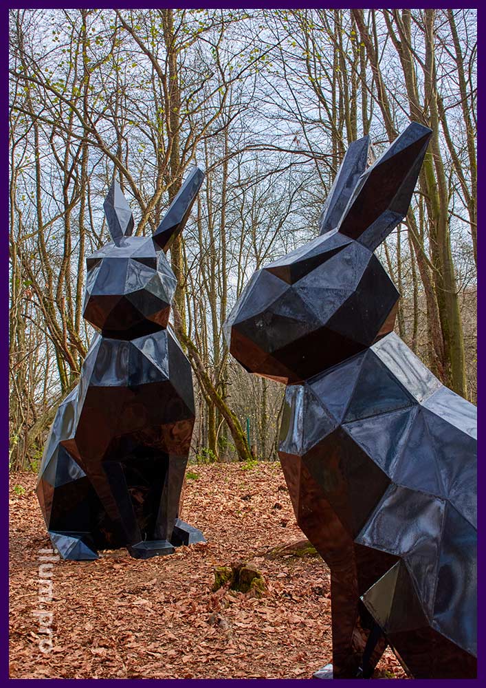 Скульптуры полигональных зайцев из крашеного металла